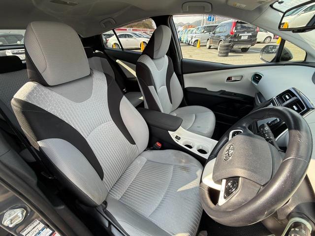 プリウス A 4WD アッシュ&ソリッドブラック全塗装車 寒冷地仕様 純正ナビ バックカメラ セーフティセンス レーダークルーズ ツーリングセレクション用17インチアルミボディ同色塗装済 クールグレー合皮シート(9枚目)