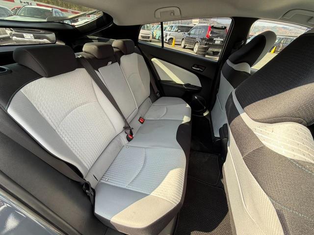 プリウス A 4WD アッシュ&ソリッドブラック全塗装車 寒冷地仕様 純正ナビ バックカメラ セーフティセンス レーダークルーズ ツーリングセレクション用17インチアルミボディ同色塗装済 クールグレー合皮シート(10枚目)