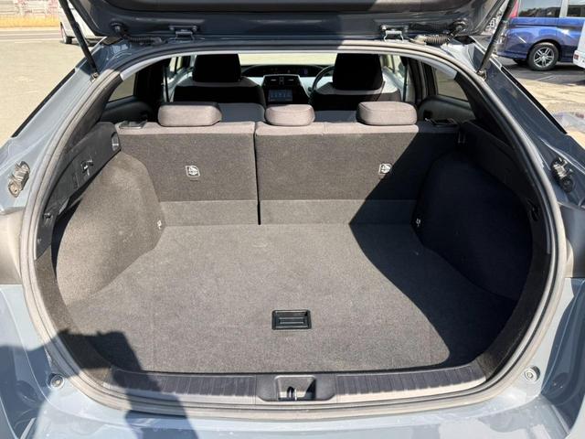 プリウス A 4WD アッシュ&ソリッドブラック全塗装車 寒冷地仕様 純正ナビ バックカメラ セーフティセンス レーダークルーズ ツーリングセレクション用17インチアルミボディ同色塗装済 クールグレー合皮シート(11枚目)