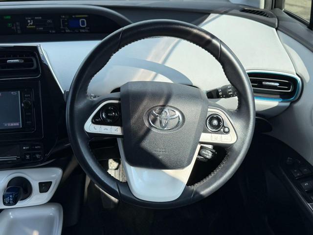 プリウス A 4WD アッシュ&ソリッドブラック全塗装車 寒冷地仕様 純正ナビ バックカメラ セーフティセンス レーダークルーズ ツーリングセレクション用17インチアルミボディ同色塗装済 クールグレー合皮シート(12枚目)