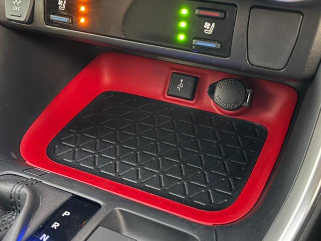 RAV4 アドベンチャー オフロードパッケージ 4WD 9型ディスプレイオーディオ 全周囲カメラ 衝突軽減 合皮シート パワーシート シートベンチレーション ステアリングヒーター グレード専用18インチマットブラック塗装アルミ ワイヤレス充電(6枚目)