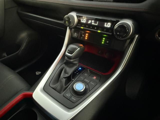 RAV4 アドベンチャー オフロードパッケージ 4WD 9型ディスプレイオーディオ 全周囲カメラ 衝突軽減 合皮シート パワーシート シートベンチレーション ステアリングヒーター グレード専用18インチマットブラック塗装アルミ ワイヤレス充電(25枚目)