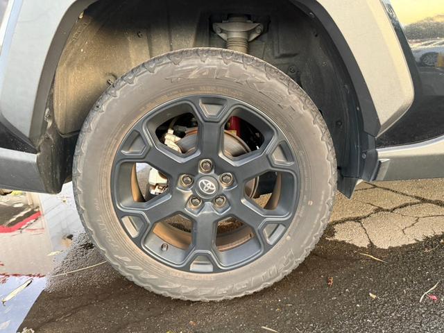 RAV4 アドベンチャー オフロードパッケージ 4WD 9型ディスプレイオーディオ 全周囲カメラ 衝突軽減 合皮シート パワーシート シートベンチレーション ステアリングヒーター グレード専用18インチマットブラック塗装アルミ ワイヤレス充電(60枚目)