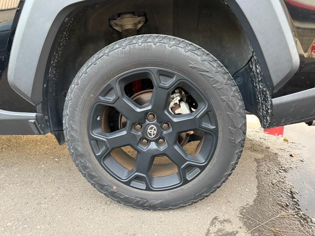 RAV4 アドベンチャー オフロードパッケージ 4WD 9型ディスプレイオーディオ 全周囲カメラ 衝突軽減 合皮シート パワーシート シートベンチレーション ステアリングヒーター グレード専用18インチマットブラック塗装アルミ ワイヤレス充電(61枚目)