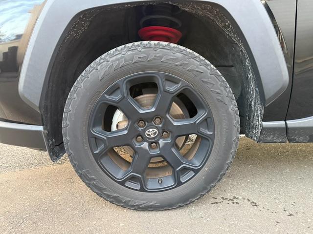 RAV4 アドベンチャー オフロードパッケージ 4WD 9型ディスプレイオーディオ 全周囲カメラ 衝突軽減 合皮シート パワーシート シートベンチレーション ステアリングヒーター グレード専用18インチマットブラック塗装アルミ ワイヤレス充電(62枚目)
