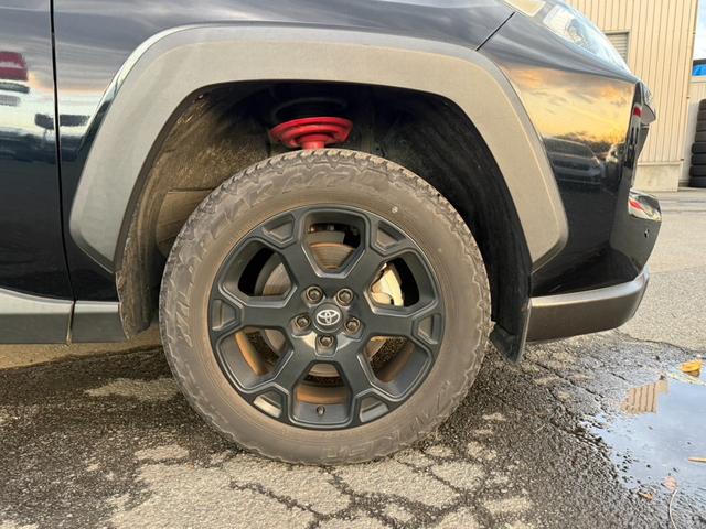 RAV4 アドベンチャー オフロードパッケージ 4WD 9型ディスプレイオーディオ 全周囲カメラ 衝突軽減 合皮シート パワーシート シートベンチレーション ステアリングヒーター グレード専用18インチマットブラック塗装アルミ ワイヤレス充電(63枚目)