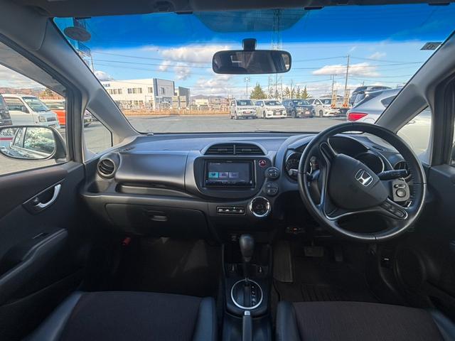 フィット １５ＸＨ　ファインスタイル　４ＷＤ　ケンウッド製ナビ　ブラウン合皮シート　シートヒーター　スマートキー　クルーズコントロール　純正革巻きステアリング　ＨＩＤヘッド　オートライト　オートエアコン　純正１５インチアルミ　盗難防止装置（2枚目）