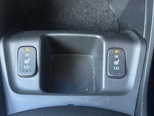 フィット １５ＸＨ　ファインスタイル　４ＷＤ　ケンウッド製ナビ　ブラウン合皮シート　シートヒーター　スマートキー　クルーズコントロール　純正革巻きステアリング　ＨＩＤヘッド　オートライト　オートエアコン　純正１５インチアルミ　盗難防止装置（4枚目）