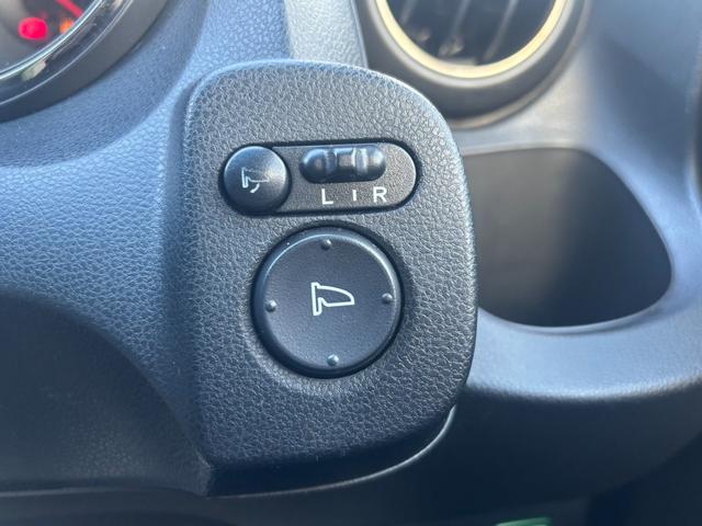 フィット １５ＸＨ　ファインスタイル　４ＷＤ　ケンウッド製ナビ　ブラウン合皮シート　シートヒーター　スマートキー　クルーズコントロール　純正革巻きステアリング　ＨＩＤヘッド　オートライト　オートエアコン　純正１５インチアルミ　盗難防止装置（6枚目）