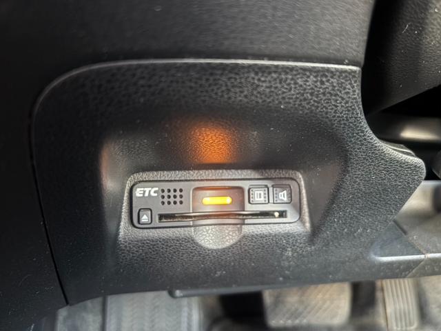 フィット １５ＸＨ　ファインスタイル　４ＷＤ　ケンウッド製ナビ　ブラウン合皮シート　シートヒーター　スマートキー　クルーズコントロール　純正革巻きステアリング　ＨＩＤヘッド　オートライト　オートエアコン　純正１５インチアルミ　盗難防止装置（7枚目）