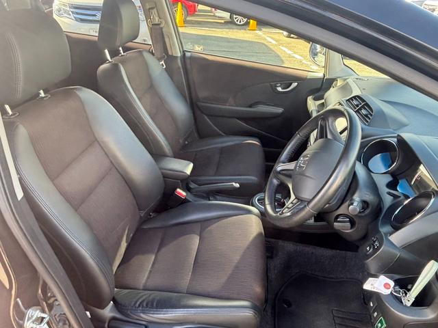 フィット １５ＸＨ　ファインスタイル　４ＷＤ　ケンウッド製ナビ　ブラウン合皮シート　シートヒーター　スマートキー　クルーズコントロール　純正革巻きステアリング　ＨＩＤヘッド　オートライト　オートエアコン　純正１５インチアルミ　盗難防止装置（9枚目）