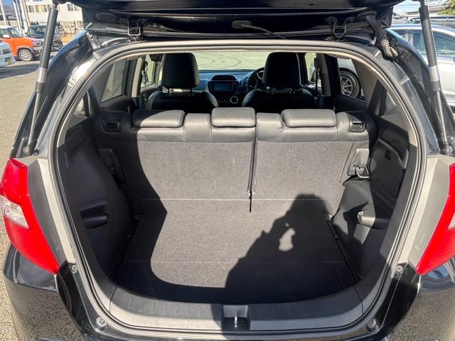 フィット １５ＸＨ　ファインスタイル　４ＷＤ　ケンウッド製ナビ　ブラウン合皮シート　シートヒーター　スマートキー　クルーズコントロール　純正革巻きステアリング　ＨＩＤヘッド　オートライト　オートエアコン　純正１５インチアルミ　盗難防止装置（11枚目）