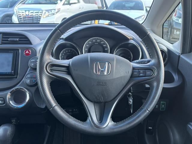 フィット １５ＸＨ　ファインスタイル　４ＷＤ　ケンウッド製ナビ　ブラウン合皮シート　シートヒーター　スマートキー　クルーズコントロール　純正革巻きステアリング　ＨＩＤヘッド　オートライト　オートエアコン　純正１５インチアルミ　盗難防止装置（12枚目）