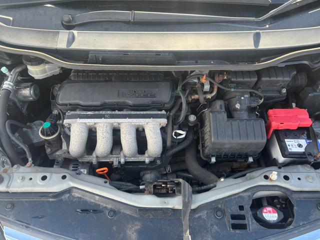 フィット １５ＸＨ　ファインスタイル　４ＷＤ　ケンウッド製ナビ　ブラウン合皮シート　シートヒーター　スマートキー　クルーズコントロール　純正革巻きステアリング　ＨＩＤヘッド　オートライト　オートエアコン　純正１５インチアルミ　盗難防止装置（19枚目）