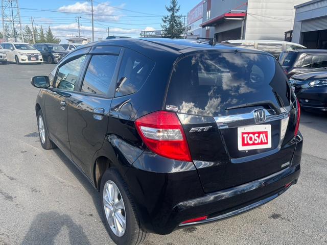 フィット １５ＸＨ　ファインスタイル　４ＷＤ　ケンウッド製ナビ　ブラウン合皮シート　シートヒーター　スマートキー　クルーズコントロール　純正革巻きステアリング　ＨＩＤヘッド　オートライト　オートエアコン　純正１５インチアルミ　盗難防止装置（22枚目）