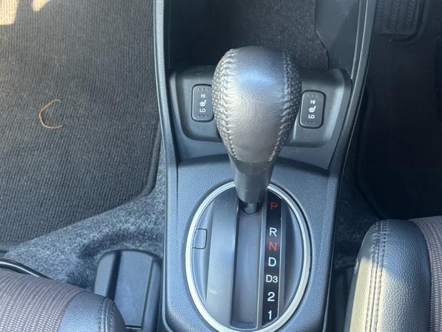 フィット １５ＸＨ　ファインスタイル　４ＷＤ　ケンウッド製ナビ　ブラウン合皮シート　シートヒーター　スマートキー　クルーズコントロール　純正革巻きステアリング　ＨＩＤヘッド　オートライト　オートエアコン　純正１５インチアルミ　盗難防止装置（27枚目）