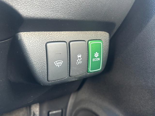 フィット １５ＸＨ　ファインスタイル　４ＷＤ　ケンウッド製ナビ　ブラウン合皮シート　シートヒーター　スマートキー　クルーズコントロール　純正革巻きステアリング　ＨＩＤヘッド　オートライト　オートエアコン　純正１５インチアルミ　盗難防止装置（28枚目）