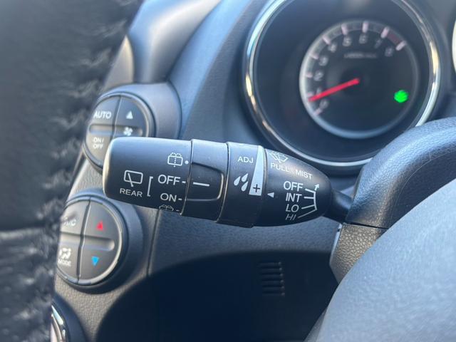 フィット １５ＸＨ　ファインスタイル　４ＷＤ　ケンウッド製ナビ　ブラウン合皮シート　シートヒーター　スマートキー　クルーズコントロール　純正革巻きステアリング　ＨＩＤヘッド　オートライト　オートエアコン　純正１５インチアルミ　盗難防止装置（30枚目）