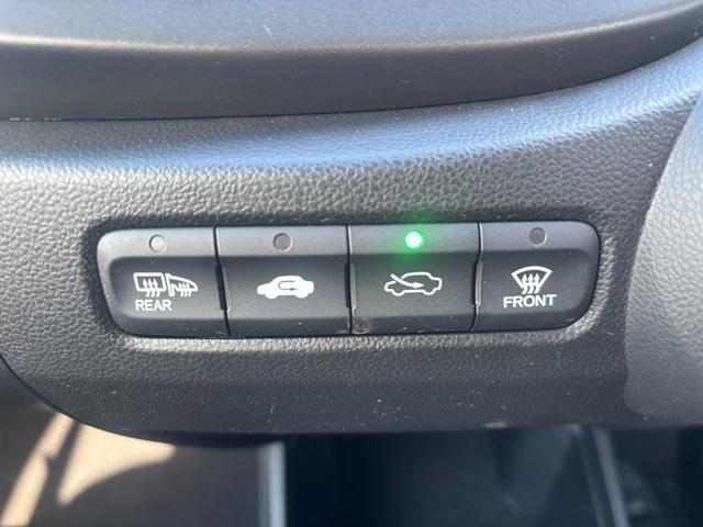 フィット １５ＸＨ　ファインスタイル　４ＷＤ　ケンウッド製ナビ　ブラウン合皮シート　シートヒーター　スマートキー　クルーズコントロール　純正革巻きステアリング　ＨＩＤヘッド　オートライト　オートエアコン　純正１５インチアルミ　盗難防止装置（32枚目）