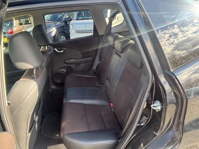 フィット １５ＸＨ　ファインスタイル　４ＷＤ　ケンウッド製ナビ　ブラウン合皮シート　シートヒーター　スマートキー　クルーズコントロール　純正革巻きステアリング　ＨＩＤヘッド　オートライト　オートエアコン　純正１５インチアルミ　盗難防止装置（36枚目）