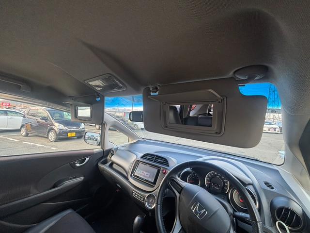 フィット １５ＸＨ　ファインスタイル　４ＷＤ　ケンウッド製ナビ　ブラウン合皮シート　シートヒーター　スマートキー　クルーズコントロール　純正革巻きステアリング　ＨＩＤヘッド　オートライト　オートエアコン　純正１５インチアルミ　盗難防止装置（41枚目）