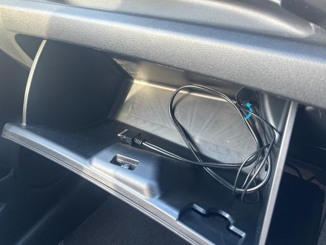 フィット １５ＸＨ　ファインスタイル　４ＷＤ　ケンウッド製ナビ　ブラウン合皮シート　シートヒーター　スマートキー　クルーズコントロール　純正革巻きステアリング　ＨＩＤヘッド　オートライト　オートエアコン　純正１５インチアルミ　盗難防止装置（42枚目）