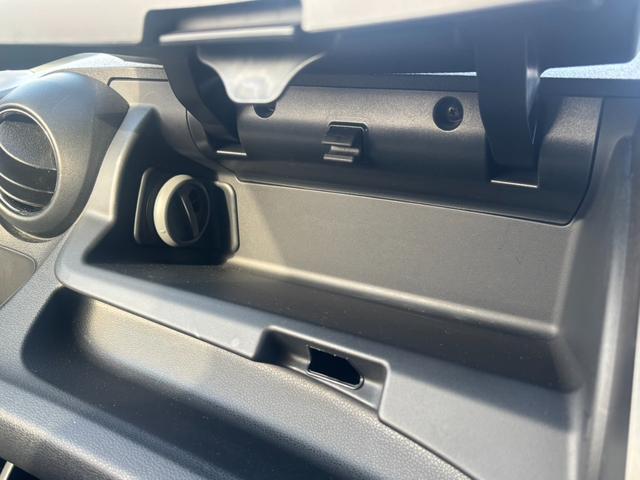 フィット １５ＸＨ　ファインスタイル　４ＷＤ　ケンウッド製ナビ　ブラウン合皮シート　シートヒーター　スマートキー　クルーズコントロール　純正革巻きステアリング　ＨＩＤヘッド　オートライト　オートエアコン　純正１５インチアルミ　盗難防止装置（43枚目）