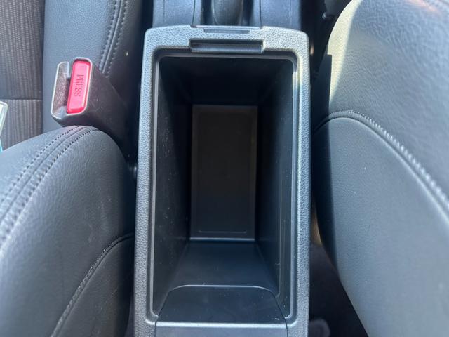 フィット １５ＸＨ　ファインスタイル　４ＷＤ　ケンウッド製ナビ　ブラウン合皮シート　シートヒーター　スマートキー　クルーズコントロール　純正革巻きステアリング　ＨＩＤヘッド　オートライト　オートエアコン　純正１５インチアルミ　盗難防止装置（44枚目）