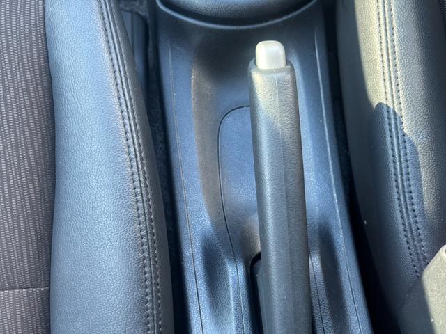 フィット １５ＸＨ　ファインスタイル　４ＷＤ　ケンウッド製ナビ　ブラウン合皮シート　シートヒーター　スマートキー　クルーズコントロール　純正革巻きステアリング　ＨＩＤヘッド　オートライト　オートエアコン　純正１５インチアルミ　盗難防止装置（45枚目）