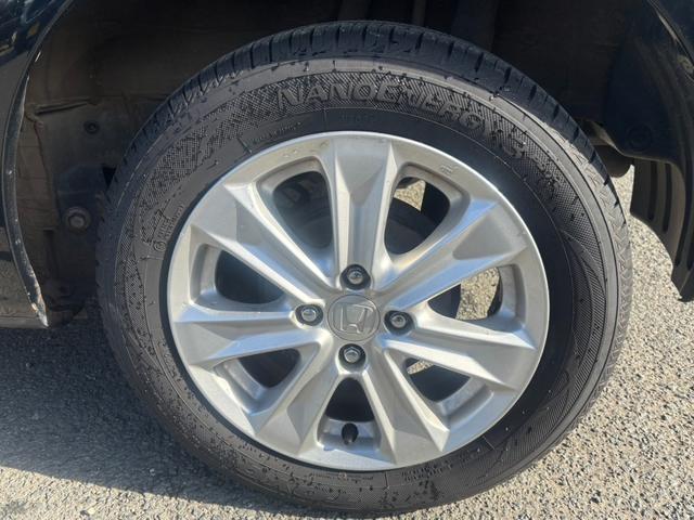 フィット １５ＸＨ　ファインスタイル　４ＷＤ　ケンウッド製ナビ　ブラウン合皮シート　シートヒーター　スマートキー　クルーズコントロール　純正革巻きステアリング　ＨＩＤヘッド　オートライト　オートエアコン　純正１５インチアルミ　盗難防止装置（46枚目）