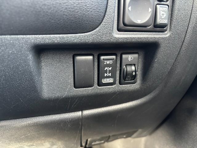 マーチ １２Ｘ　ＦＯＵＲ　４ＷＤ　純正メモリーナビ　スマートキー　盗難防止システム　シートリフター　パワーウィンドウ　衝突安全ボディ　電動格納ミラー　Ｂｌｕｅｔｏｏｔｈ　地デジ　純正１４インチアルミ（7枚目）