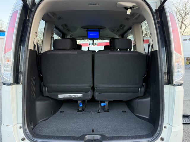 セレナ ハイウェイスター　４ＷＤ　両側電動スライドドア　フリップダウンモニター　純正ＨＤＤナビ　全周囲カメラ　ＨＩＤヘッドライト　クルーズコントロール　純正１５インチアルミ　純正革巻きステアリング　オートエアコン　オートライト（12枚目）