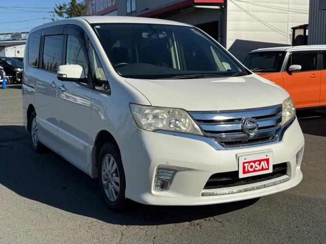 セレナ ハイウェイスター　４ＷＤ　両側電動スライドドア　フリップダウンモニター　純正ＨＤＤナビ　全周囲カメラ　ＨＩＤヘッドライト　クルーズコントロール　純正１５インチアルミ　純正革巻きステアリング　オートエアコン　オートライト（18枚目）