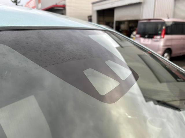 【スマートアシスト】走行中に前方の車両等を認識し、衝突しそうな時は警報とブレーキで衝突回避と被害軽減をアシスト。より安全にドライブをお楽しみいただけます。