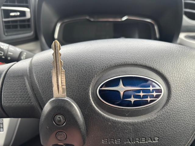 【キーレス】少し離れた場所からでもボタン一つでドアの開錠・施錠ができるのでとっても便利！ドアの鍵穴周りに傷をつけることもありません