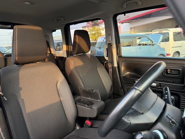 運転席シート廻りは使用感も少なく、良好な状態となっています。前オーナー様が丁寧に使っていたことがよくわかりますね。