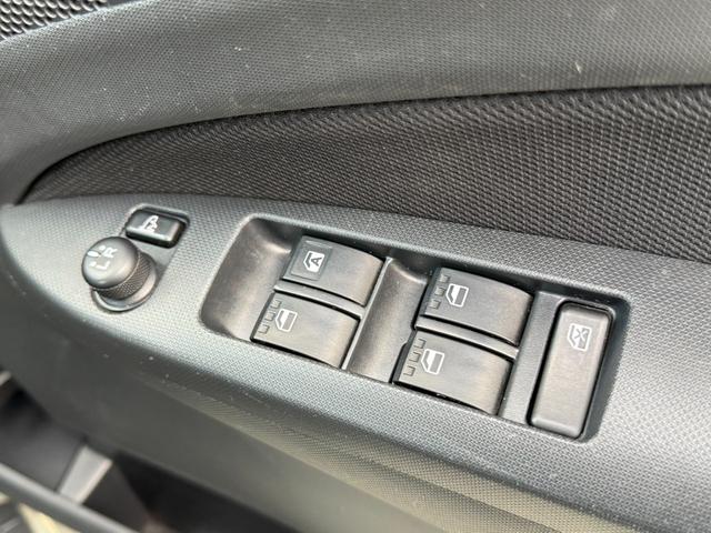 ステラ カスタムＲ　４ＷＤ　Ｃｌａｒｉｏｎ製メモリーナビ　バックカメラ　スマートアシスト　ＥＴＣ　ＨＩＤヘッド　スマートキー　クリアランスソナー　横滑り防止装置　Ｂｌｕｅｔｏｏｔｈ　ＣＤ／ＤＶＤ　アイドリングストップ（34枚目）