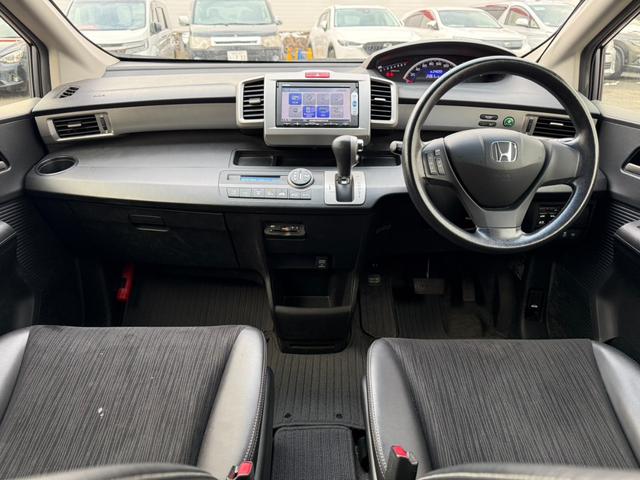 フリード Ｇ　ジャストセレクション＋　４ＷＤ　両側電動スライドドア　純正メモリーナビ　バックカメラ　合皮レザーシート　ＨＩＤヘッド　オートライト　１５インチアルミ　オートエアコン　ステアリングスイッチ　ＥＴＣ　コンフォートビューパッケージ（3枚目）