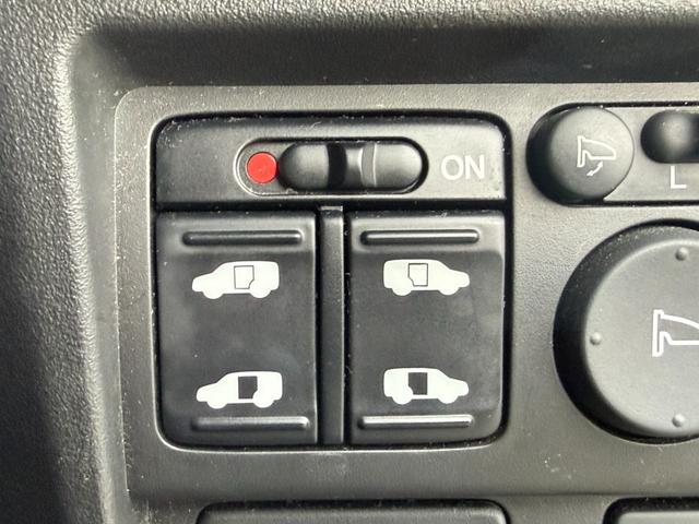 フリード Ｇ　ジャストセレクション＋　４ＷＤ　両側電動スライドドア　純正メモリーナビ　バックカメラ　合皮レザーシート　ＨＩＤヘッド　オートライト　１５インチアルミ　オートエアコン　ステアリングスイッチ　ＥＴＣ　コンフォートビューパッケージ（4枚目）