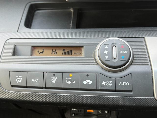 フリード Ｇ　ジャストセレクション＋　４ＷＤ　両側電動スライドドア　純正メモリーナビ　バックカメラ　合皮レザーシート　ＨＩＤヘッド　オートライト　１５インチアルミ　オートエアコン　ステアリングスイッチ　ＥＴＣ　コンフォートビューパッケージ（7枚目）