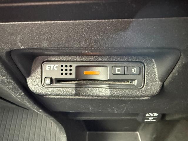 フリード Ｇ　ジャストセレクション＋　４ＷＤ　両側電動スライドドア　純正メモリーナビ　バックカメラ　合皮レザーシート　ＨＩＤヘッド　オートライト　１５インチアルミ　オートエアコン　ステアリングスイッチ　ＥＴＣ　コンフォートビューパッケージ（8枚目）