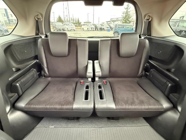 フリード Ｇ　ジャストセレクション＋　４ＷＤ　両側電動スライドドア　純正メモリーナビ　バックカメラ　合皮レザーシート　ＨＩＤヘッド　オートライト　１５インチアルミ　オートエアコン　ステアリングスイッチ　ＥＴＣ　コンフォートビューパッケージ（12枚目）