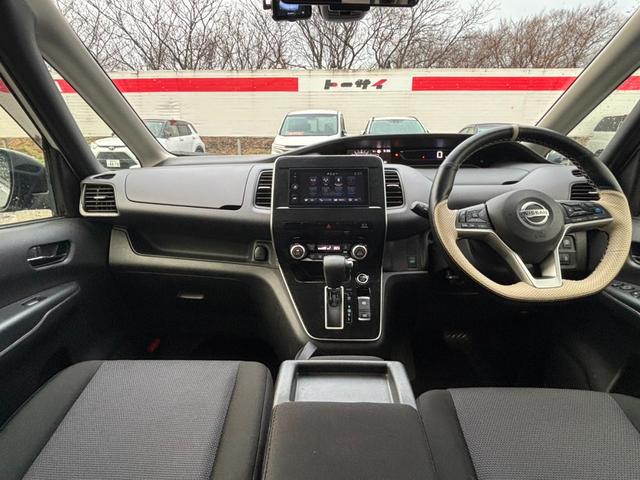 セレナ XV 4WD ハイブリッド 両側電動スライドドア 純正ディスプレイオーディオ 全周囲カメラ プロパイロット インテリジェントルームミラー LEDヘッド シートヒーター ステアリングスイッチ オートライト(3枚目)