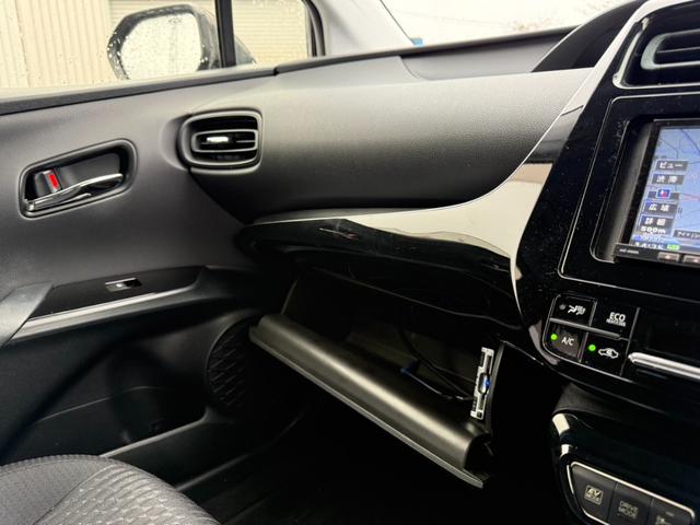 プリウス S 4WD 寒冷地仕様 カロッツェリア製ナビ LEDヘッド フルセグ Bluetooth ETC ステアリングスイッチ オートライト オートエアコン スマートキー 純正革巻きステアリング 電動格納ミラー(48枚目)