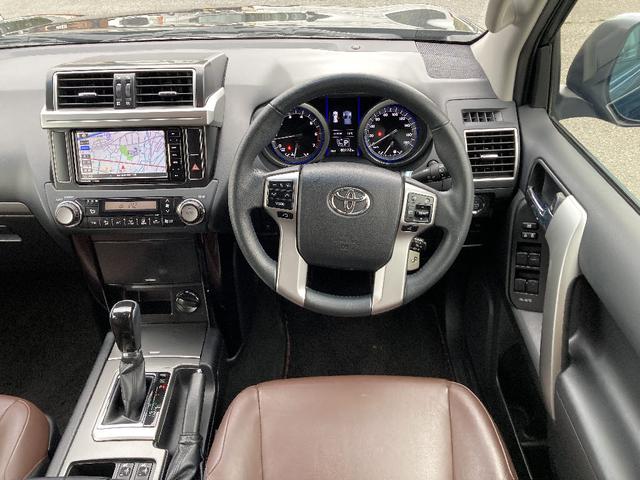 ランドクルーザープラド ＴＸ　Ｌパッケージ・Ｇ－フロンティア　４ＷＤ　メモリーナビ　ＤＶＤ再生　Ｂｌｕｅｔｏｏｔｈ　フルセグ　バックカメラ　ＥＴＣ　ＬＥＤヘッドランプ　スマートキー　キーレス　盗難防止装置　シートヒーター　オートライト　サイドカメラ（4枚目）
