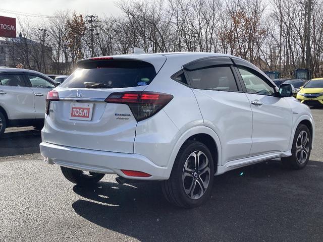 ヴェゼル ハイブリッドＺ・ホンダセンシング　メモリーナビ　ＤＶＤ再生　Ｂｌｕｅｔｏｏｔｈ　衝突被害軽減システム　フルセグ　バックカメラ　ＥＴＣ　ＬＥＤヘッドランプ　スマートキー　キーレス　盗難防止装置　シートヒーター　４ＷＤ　オートライト（2枚目）