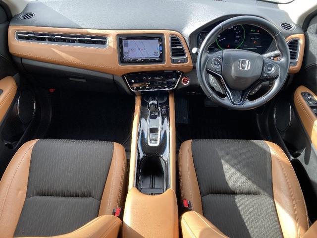 ヴェゼル ハイブリッドＺ・ホンダセンシング　メモリーナビ　ＤＶＤ再生　Ｂｌｕｅｔｏｏｔｈ　衝突被害軽減システム　フルセグ　バックカメラ　ＥＴＣ　ＬＥＤヘッドランプ　スマートキー　キーレス　盗難防止装置　シートヒーター　４ＷＤ　オートライト（3枚目）