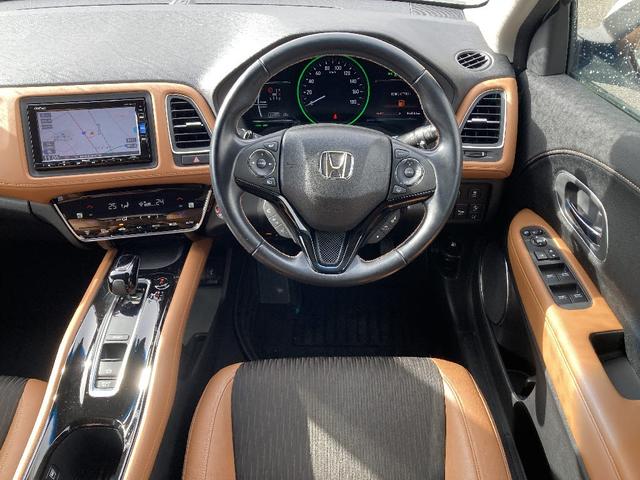 ヴェゼル ハイブリッドＺ・ホンダセンシング　メモリーナビ　ＤＶＤ再生　Ｂｌｕｅｔｏｏｔｈ　衝突被害軽減システム　フルセグ　バックカメラ　ＥＴＣ　ＬＥＤヘッドランプ　スマートキー　キーレス　盗難防止装置　シートヒーター　４ＷＤ　オートライト（4枚目）