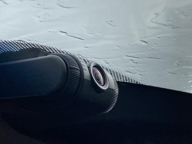 ヴェゼル ハイブリッドＺ・ホンダセンシング　メモリーナビ　ＤＶＤ再生　Ｂｌｕｅｔｏｏｔｈ　衝突被害軽減システム　フルセグ　バックカメラ　ＥＴＣ　ＬＥＤヘッドランプ　スマートキー　キーレス　盗難防止装置　シートヒーター　４ＷＤ　オートライト（12枚目）