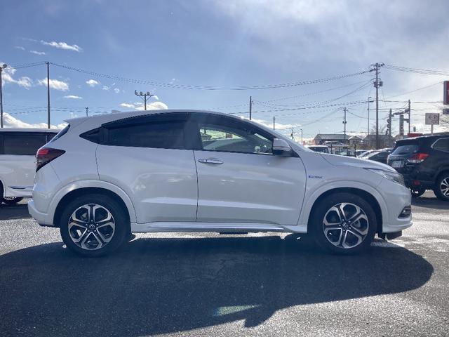 ヴェゼル ハイブリッドＺ・ホンダセンシング　メモリーナビ　ＤＶＤ再生　Ｂｌｕｅｔｏｏｔｈ　衝突被害軽減システム　フルセグ　バックカメラ　ＥＴＣ　ＬＥＤヘッドランプ　スマートキー　キーレス　盗難防止装置　シートヒーター　４ＷＤ　オートライト（21枚目）